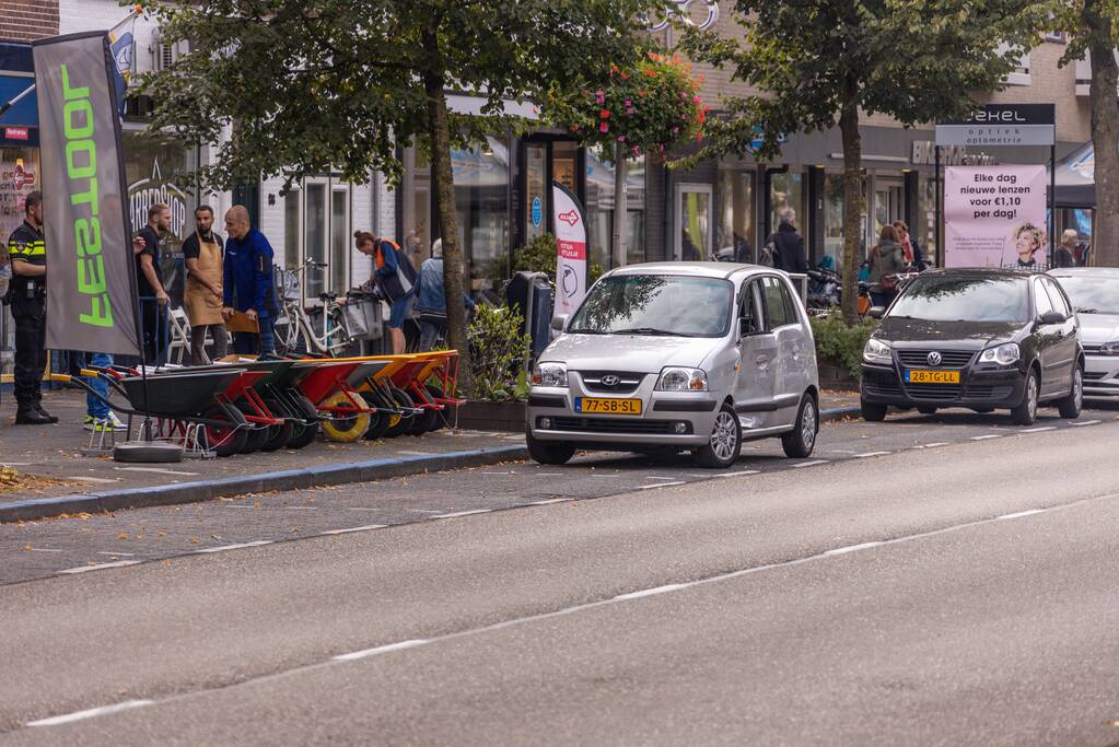Bestelbus knalt op kerende auto