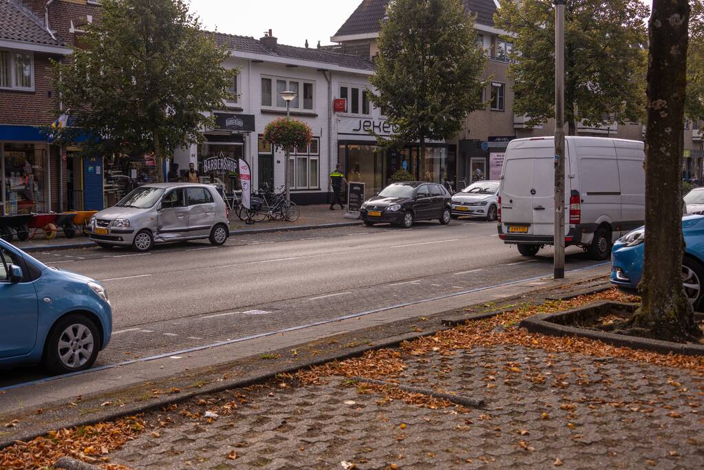 Bestelbus knalt op kerende auto