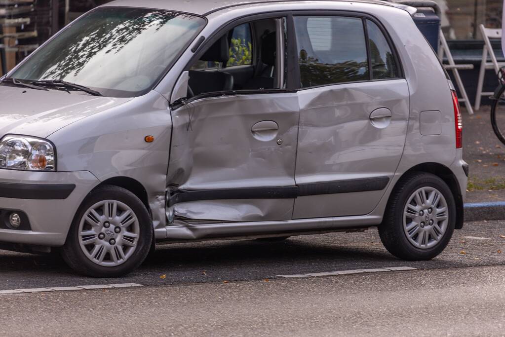 Bestelbus knalt op kerende auto