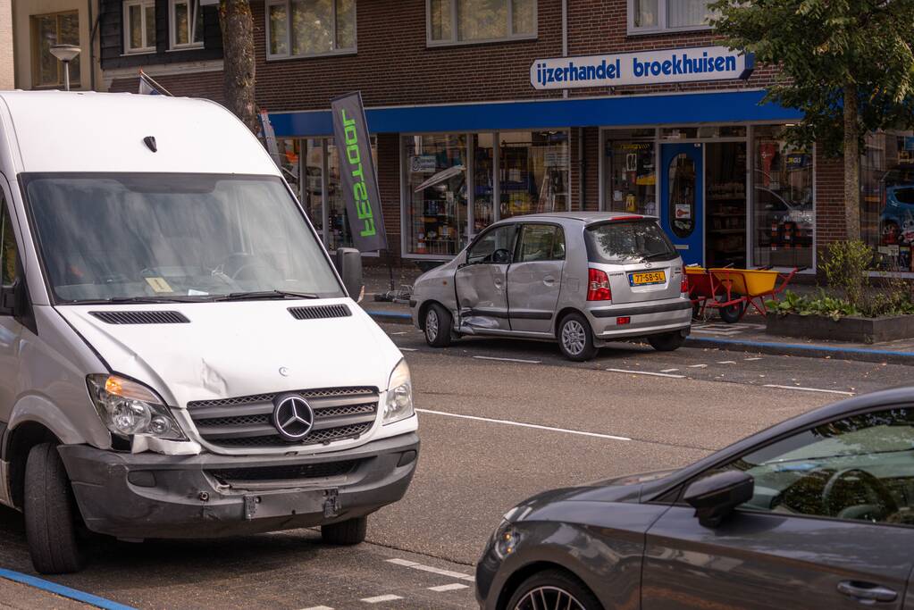 Bestelbus knalt op kerende auto