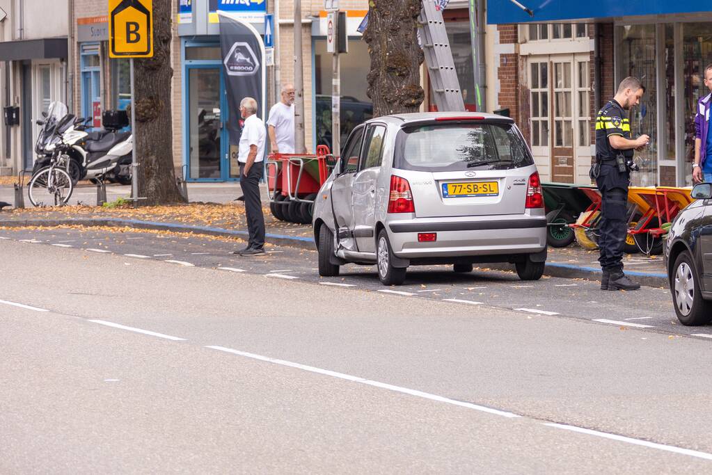 Bestelbus knalt op kerende auto