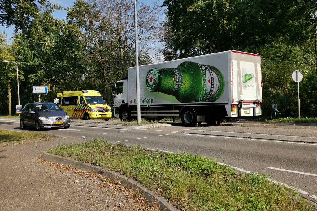 Fietser aangereden door vrachtwagen