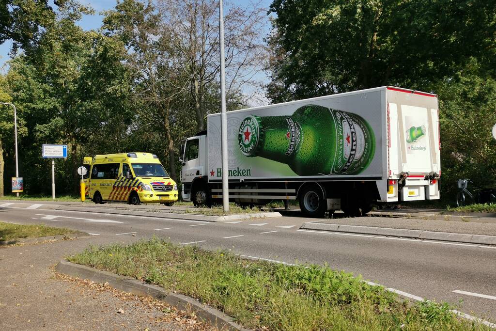 Fietser aangereden door vrachtwagen