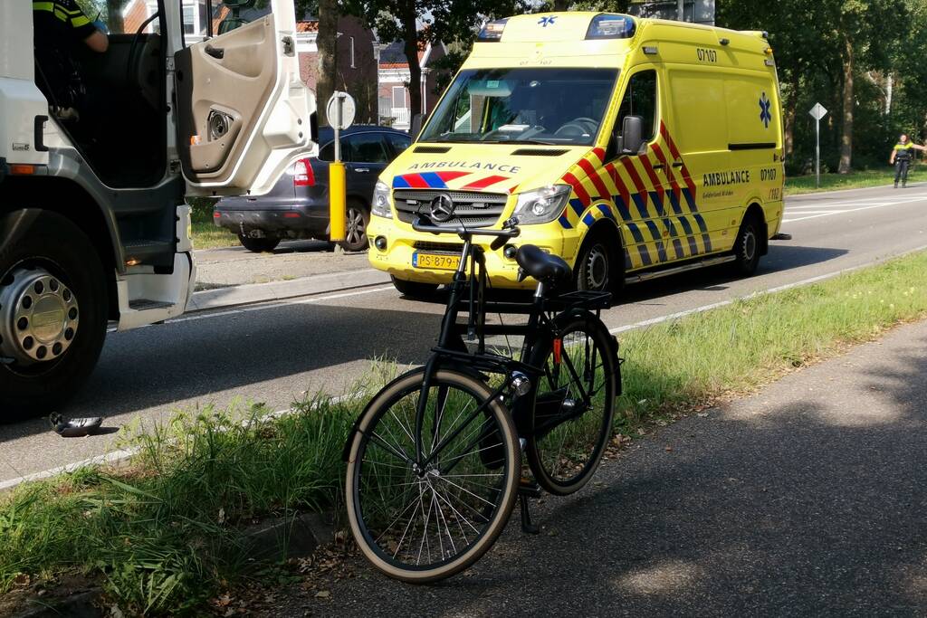 Fietser aangereden door vrachtwagen