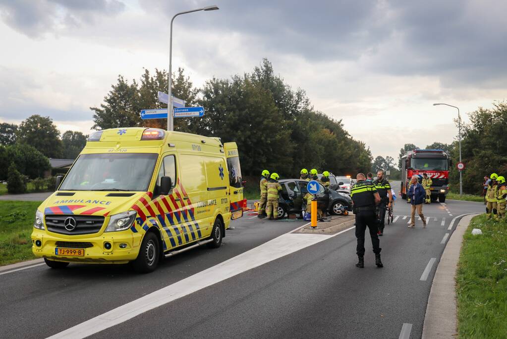 Vrouw bekneld in voertuig bij aanrijding op kruising