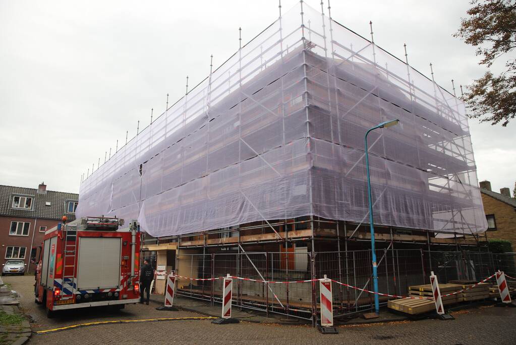 Flatgebouw in de steigers kampt met wateroverlast