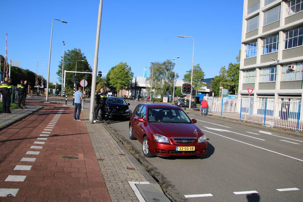 Flinke schade bij kop-staart aanrijding met twee auto's