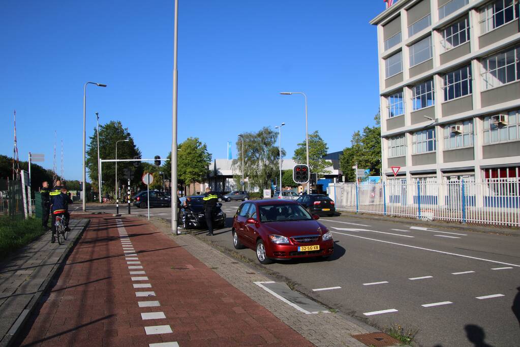 Flinke schade bij kop-staart aanrijding met twee auto's