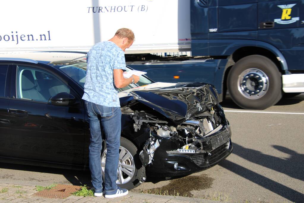 Flinke schade bij kop-staart aanrijding met twee auto's