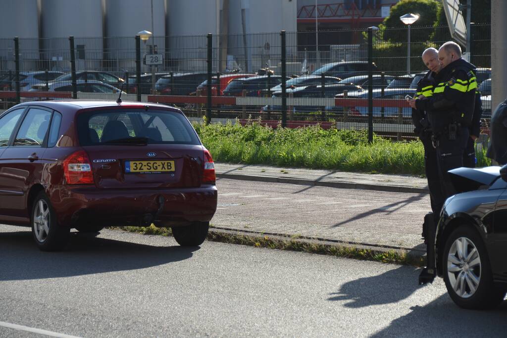Flinke schade bij kop-staart aanrijding met twee auto's
