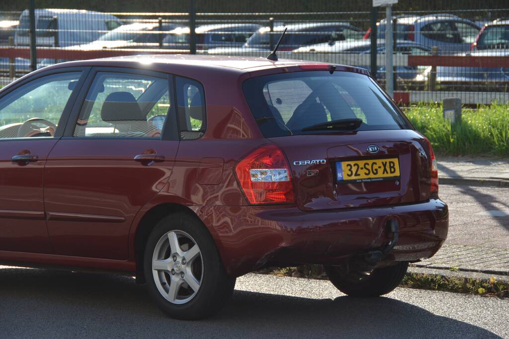 Flinke schade bij kop-staart aanrijding met twee auto's