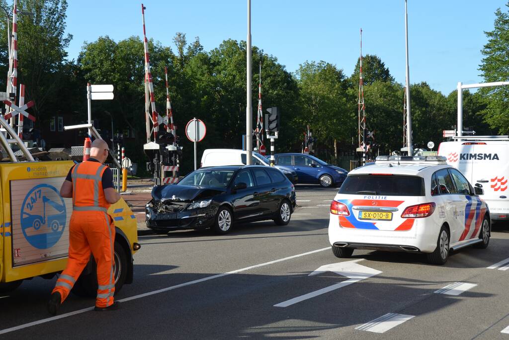 Flinke schade bij kop-staart aanrijding met twee auto's