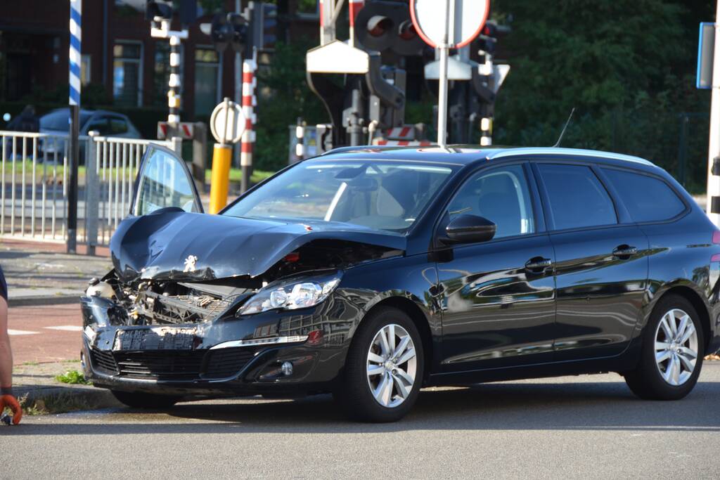 Flinke schade bij kop-staart aanrijding met twee auto's