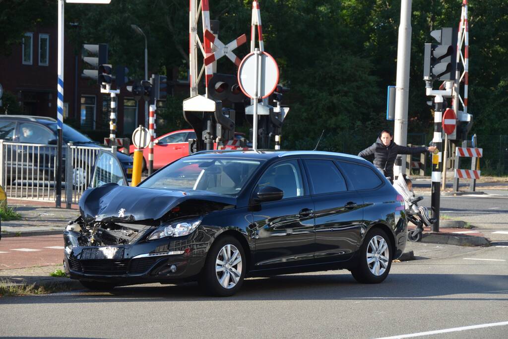 Flinke schade bij kop-staart aanrijding met twee auto's