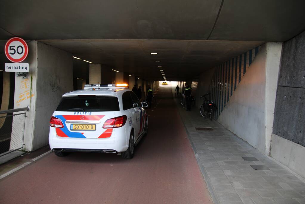 Twee fietsers gewond bij botsing in M.C. Escher Akwadukt
