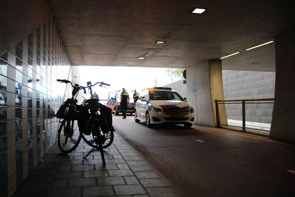 Twee fietsers gewond bij botsing in M.C. Escher Akwadukt