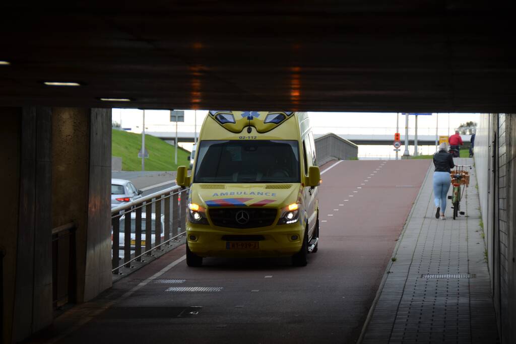 Twee fietsers gewond bij botsing in M.C. Escher Akwadukt