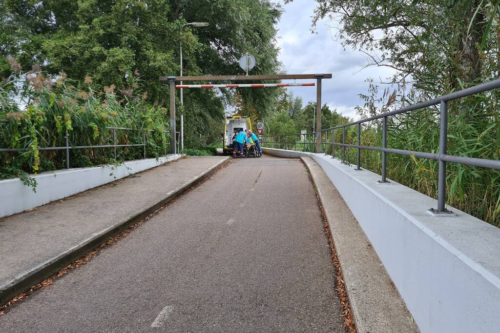 Vrouw in rolstoel met hulphond door scooterrijder aangereden