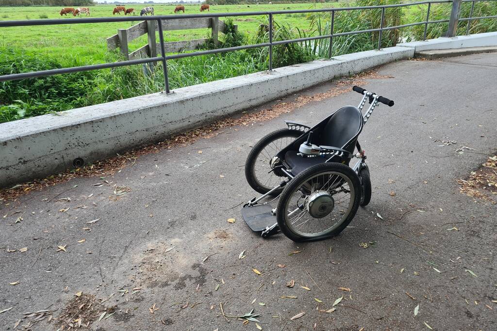 Vrouw in rolstoel met hulphond door scooterrijder aangereden