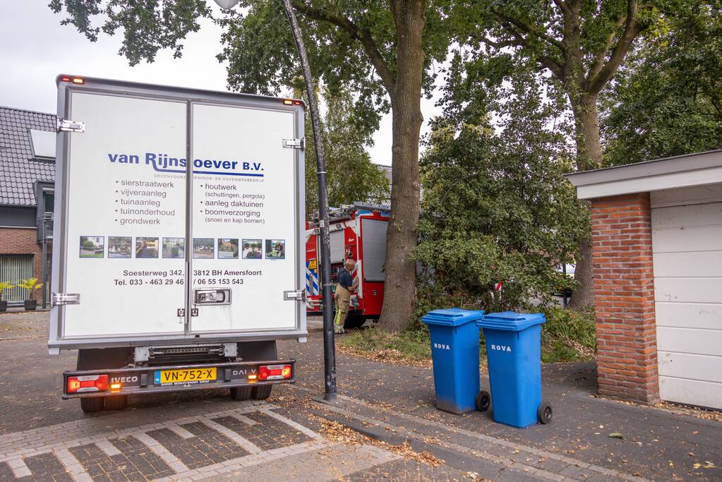 Gevaarlijk hangende tak snel verwijderd