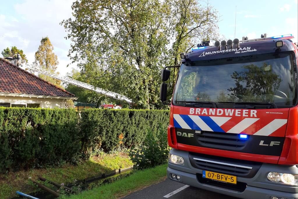 Brandweer bestrijdt brand in schoorsteen