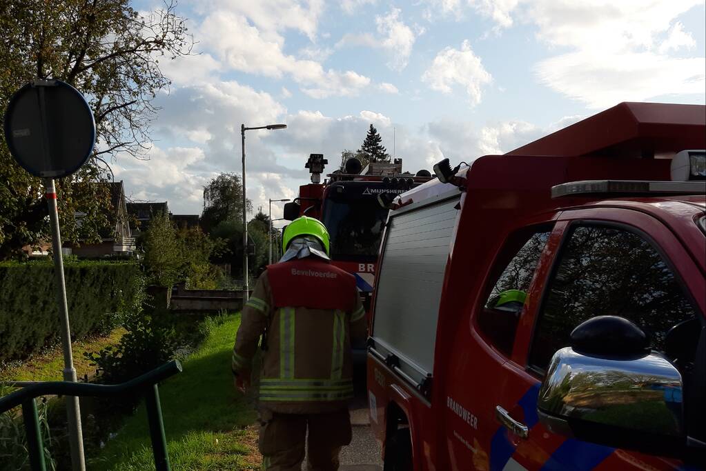 Brandweer bestrijdt brand in schoorsteen