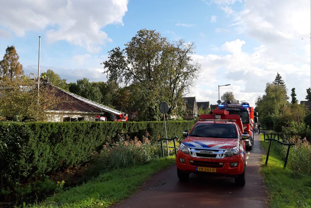 Brandweer bestrijdt brand in schoorsteen