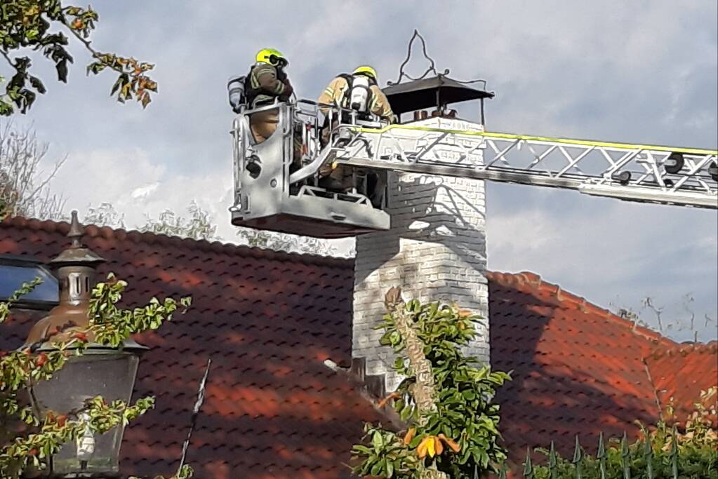 Brandweer bestrijdt brand in schoorsteen