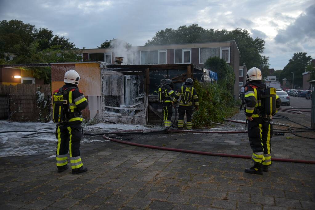 Schuur compleet verwoest door flinke brand