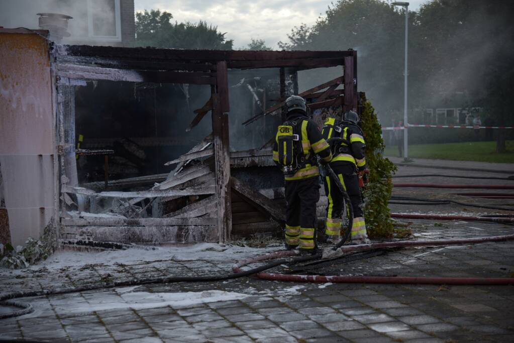Schuur compleet verwoest door flinke brand