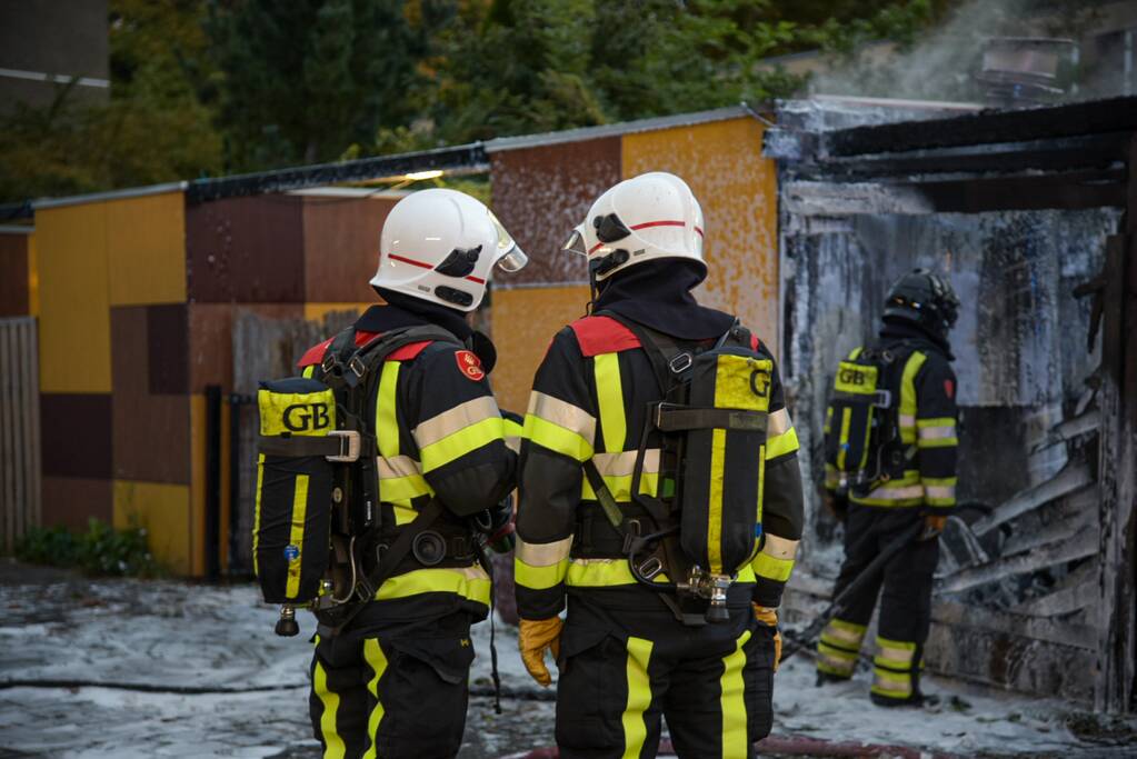Schuur compleet verwoest door flinke brand
