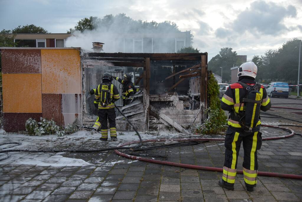 Schuur compleet verwoest door flinke brand