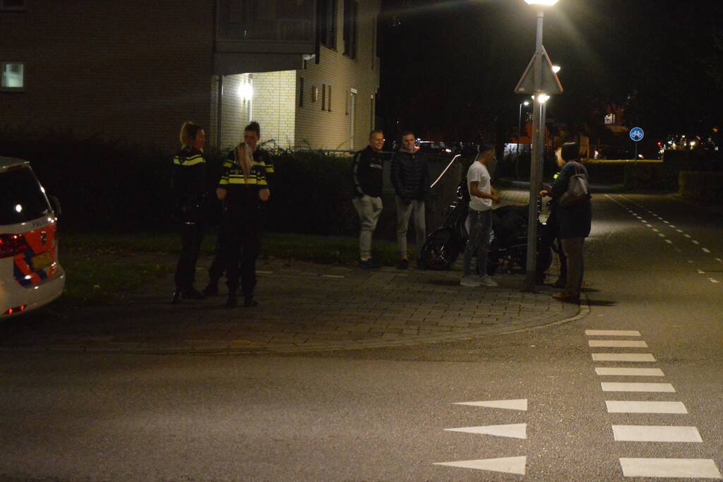 Scooterrijder botst op personenauto