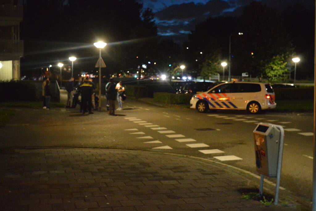 Scooterrijder botst op personenauto