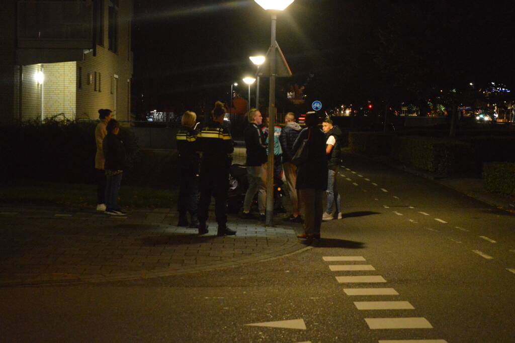 Scooterrijder botst op personenauto