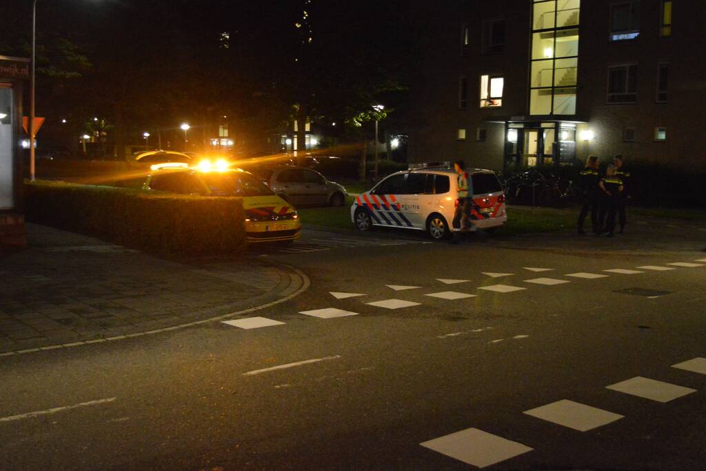 Scooterrijder botst op personenauto