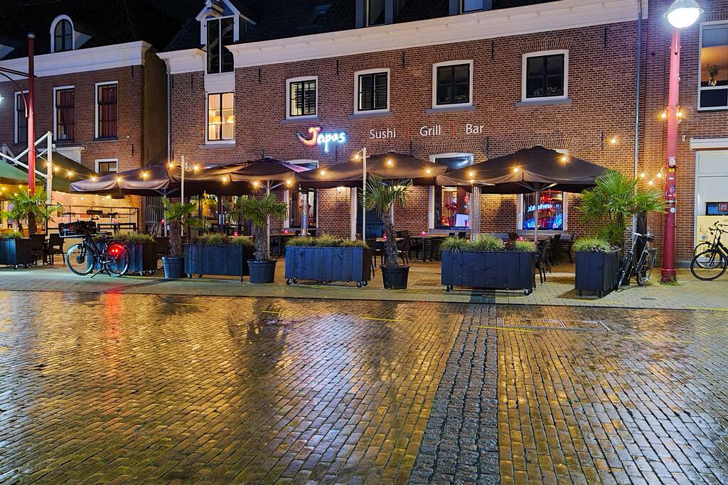 Inval in restaurant door politie, handhaving en arbeidsinspectie