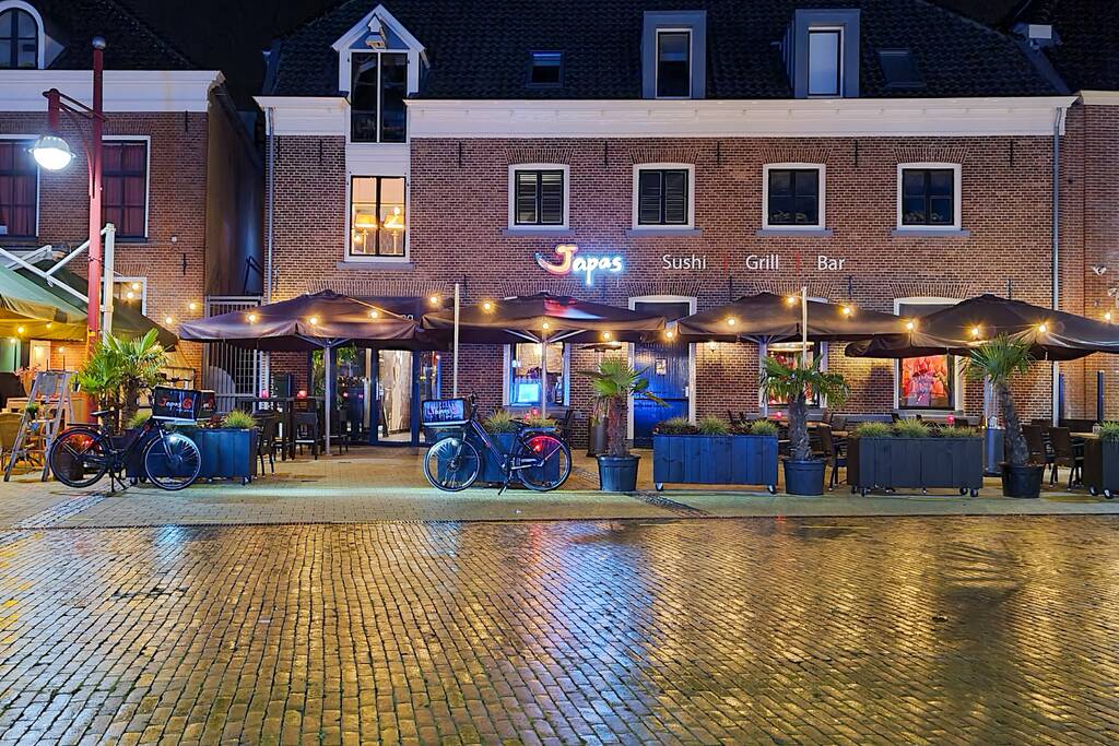 Inval in restaurant door politie, handhaving en arbeidsinspectie