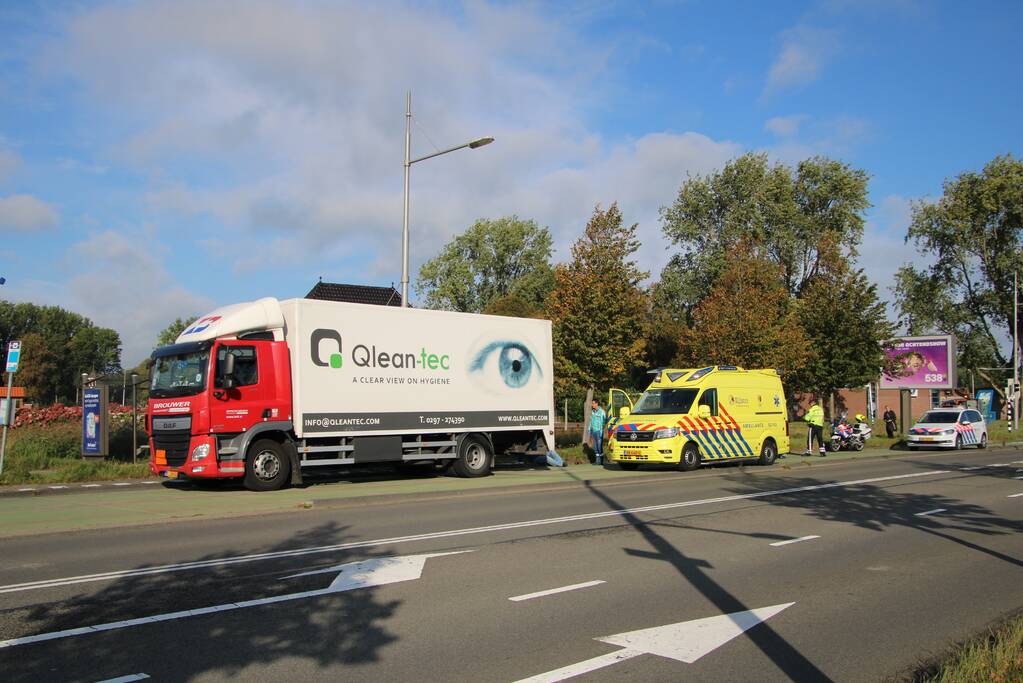 Lesauto en vrachtwagen botsen