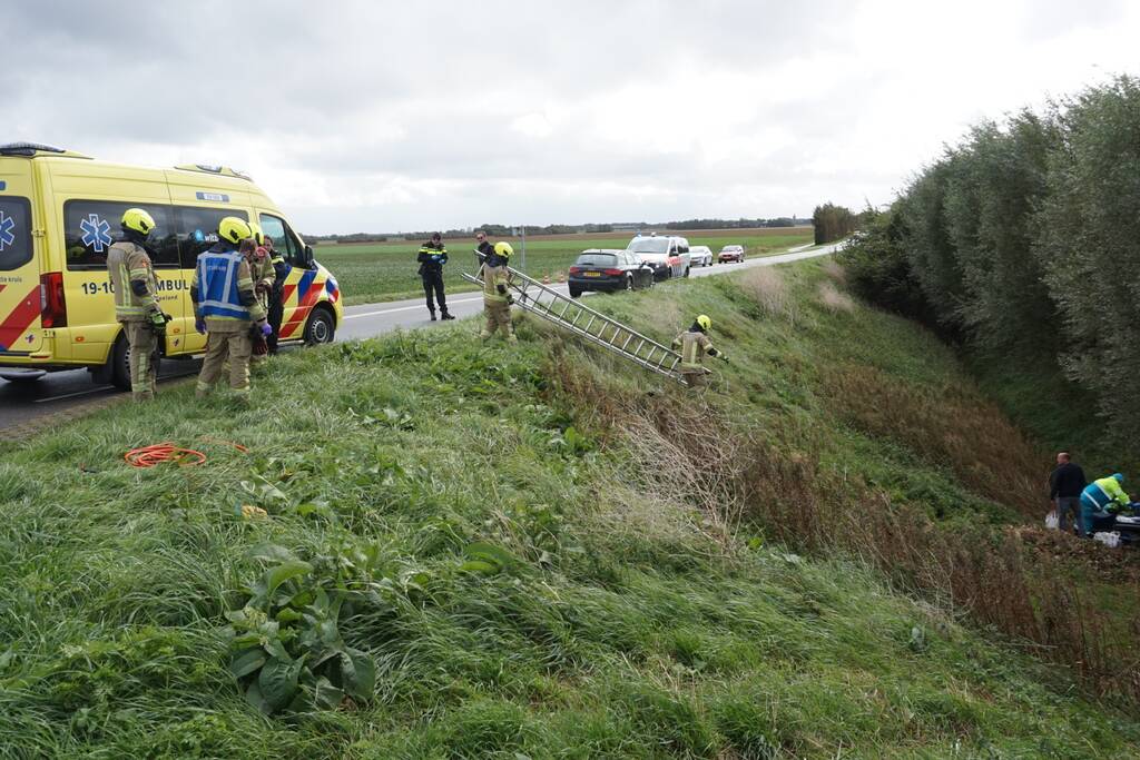 Auto schiet van talud na botsing met bestelbus