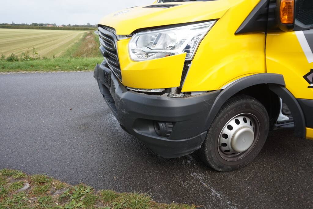 Auto schiet van talud na botsing met bestelbus