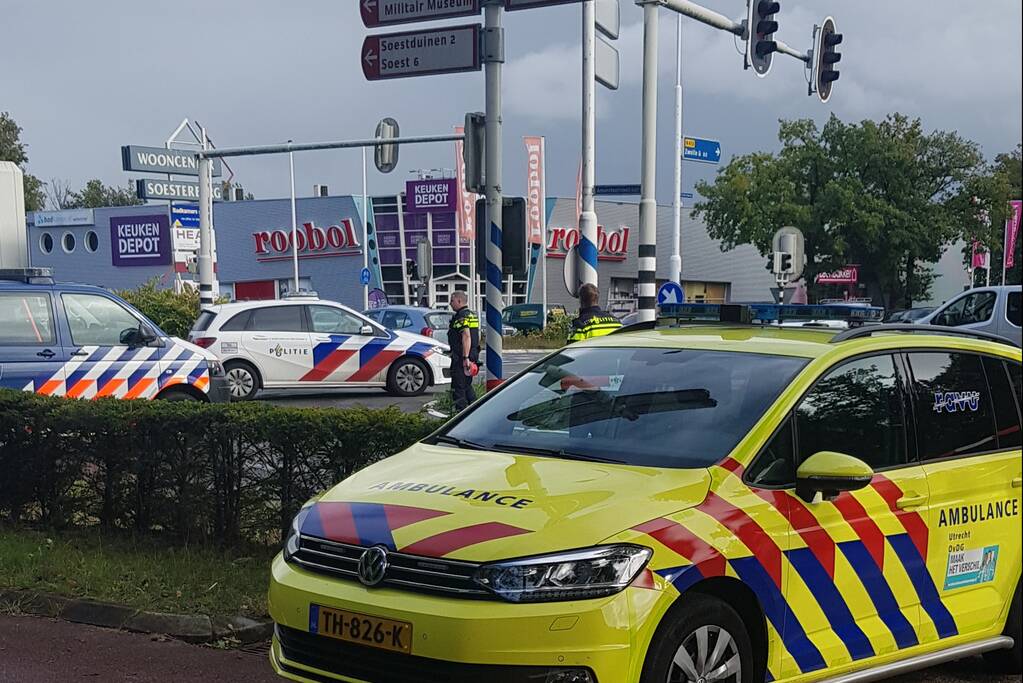 Fietsster zwaargewond bij aanrijding op kruising