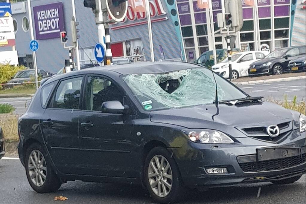 Fietsster zwaargewond bij aanrijding op kruising