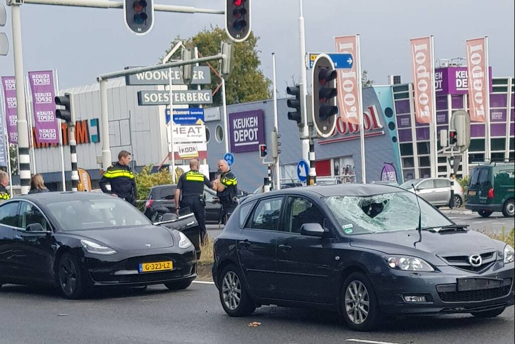 Fietsster zwaargewond bij aanrijding op kruising