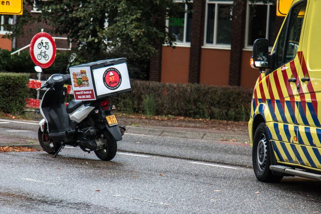 Maaltijdbezorger gaat hard onderuit en raakt gewond