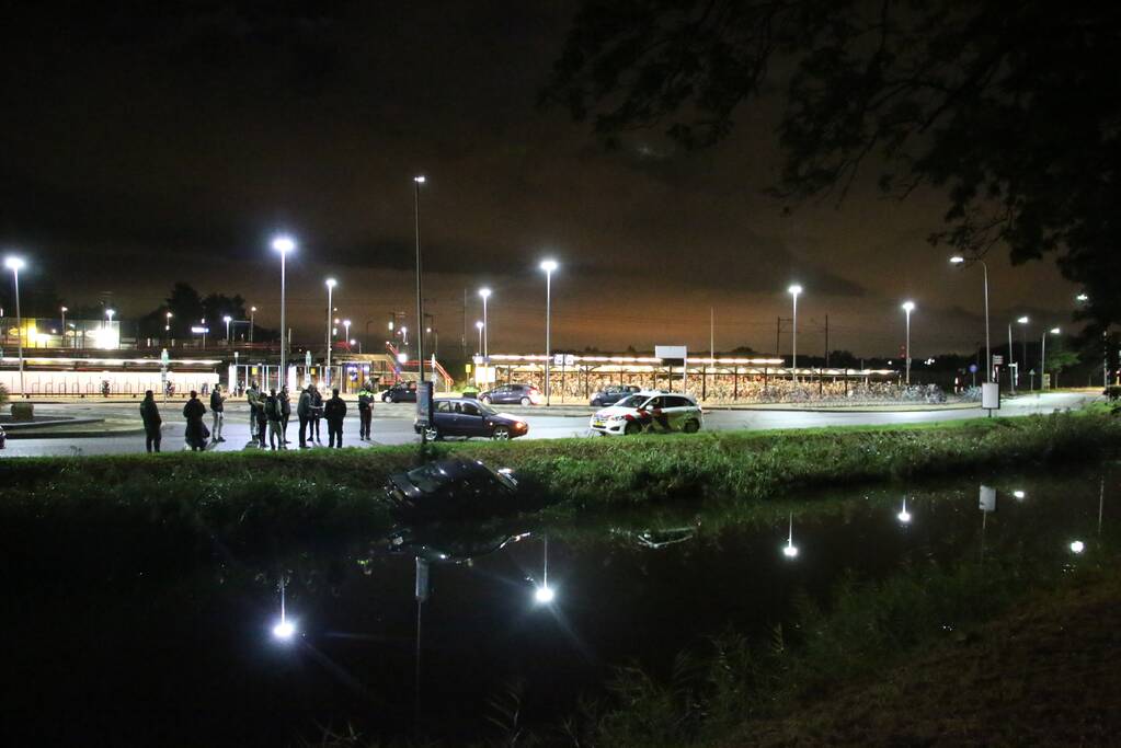 Auto raakt te water bij station