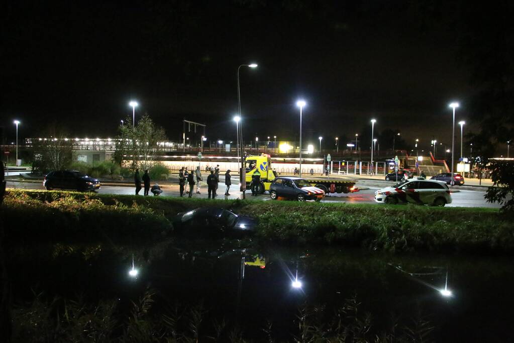 Auto raakt te water bij station