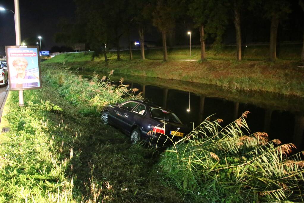 Auto raakt te water bij station