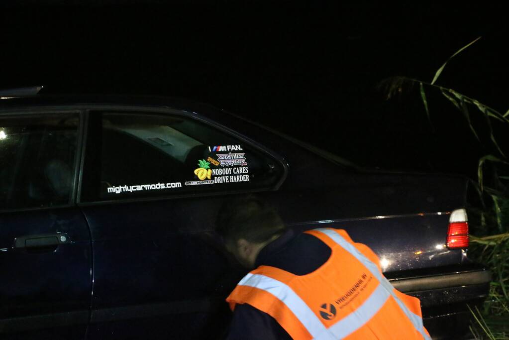 Auto raakt te water bij station