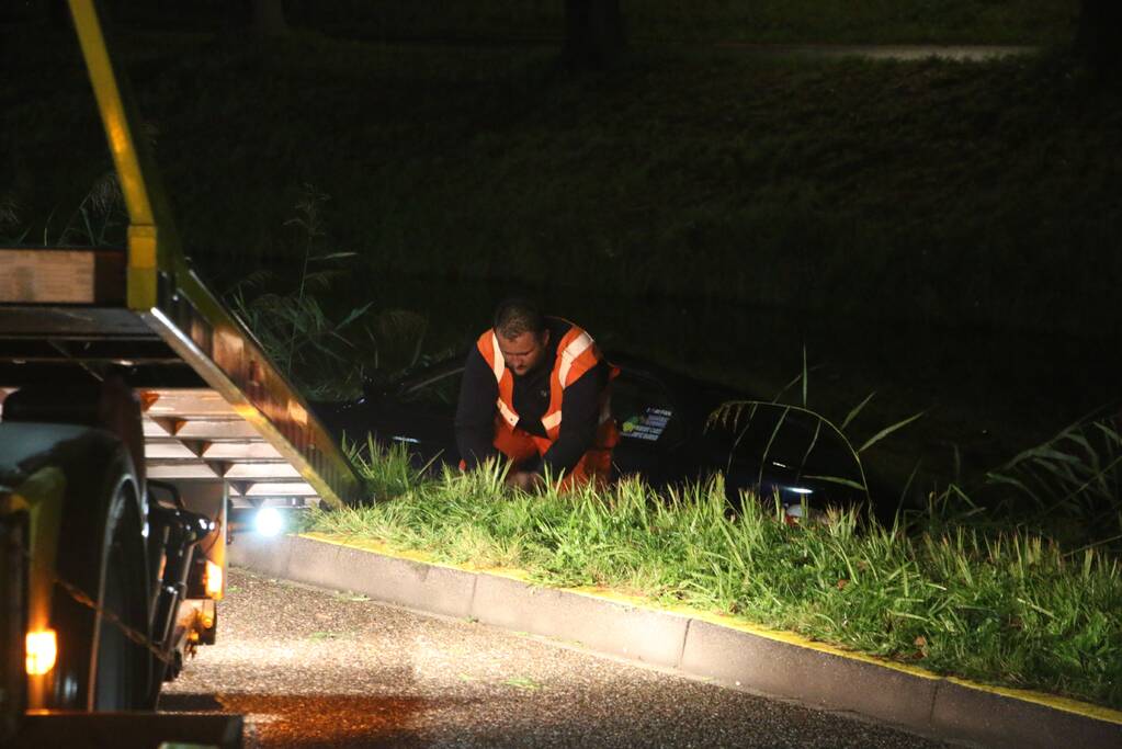 Auto raakt te water bij station